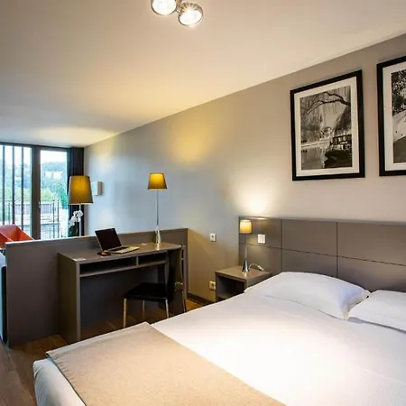 Adonis Dock Ouest 公寓式酒店